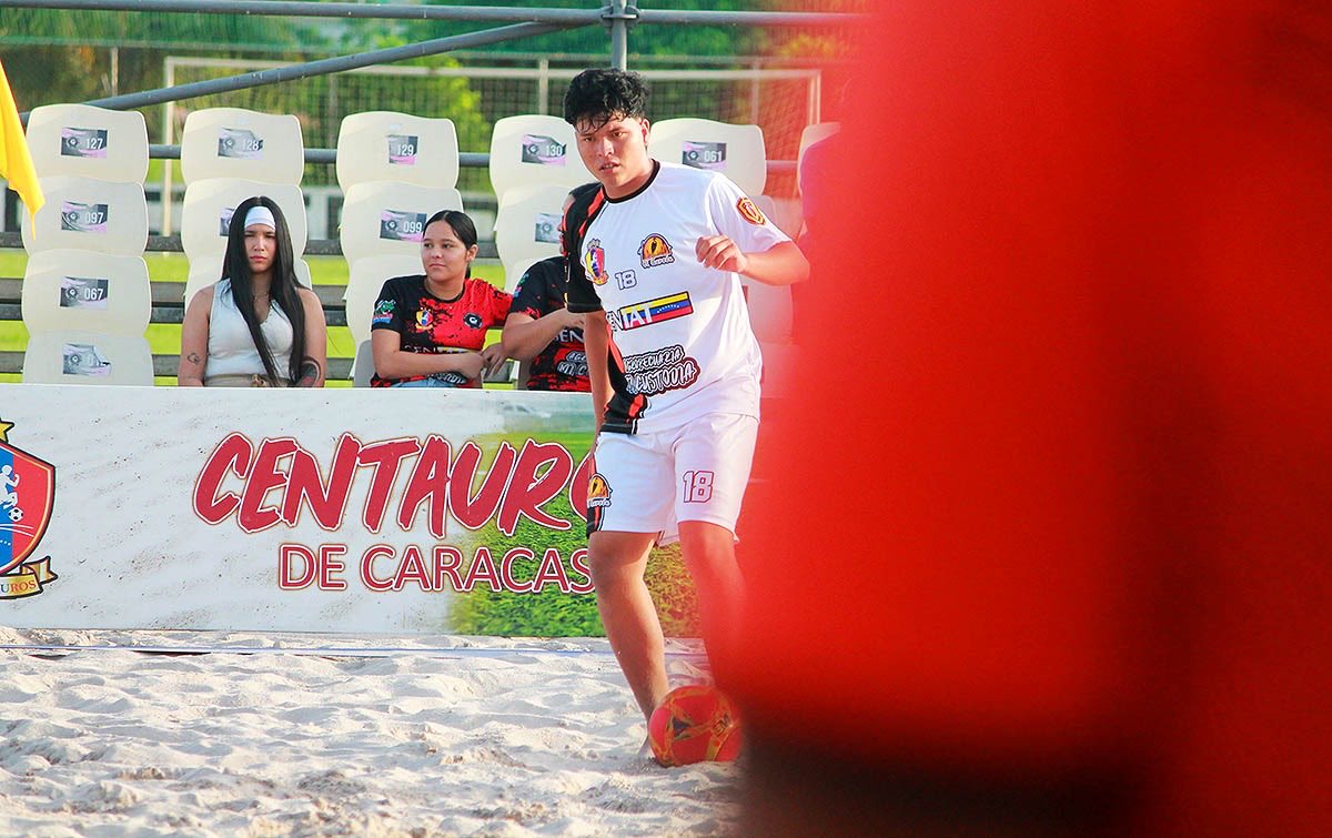 BeachSoccerVen's tweet photo. ¡𝑬𝒍 𝑮𝒂𝒓𝒛𝒐́𝒏 𝒇𝒖𝒆 𝒄𝒐𝒏𝒕𝒖𝒏𝒅𝒆𝒏𝒕𝒆! 🤯 Con un abultado 7️⃣-0️⃣ se llevó la victoria ante Los Cortijos ⚽️🏝️

#BeachSoccerVenezuela #MagosEnArena https://t.co/pi0bt8TFuH