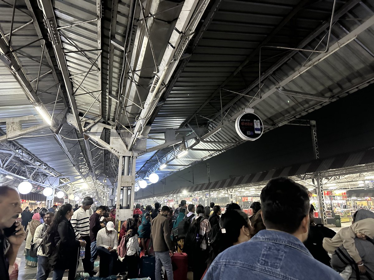 Akash_7291's tweet photo. No display board on PF3 at @narendramodi Varanasi Railway Station! No escalators on PF1 to reach other platform. Ye kaisa Vikas Modiji?? Ye kaisa Vikas!? @AshwiniVaishnaw @RailwayNorthern @RailwaySeva https://t.co/QfRRIu9FGd