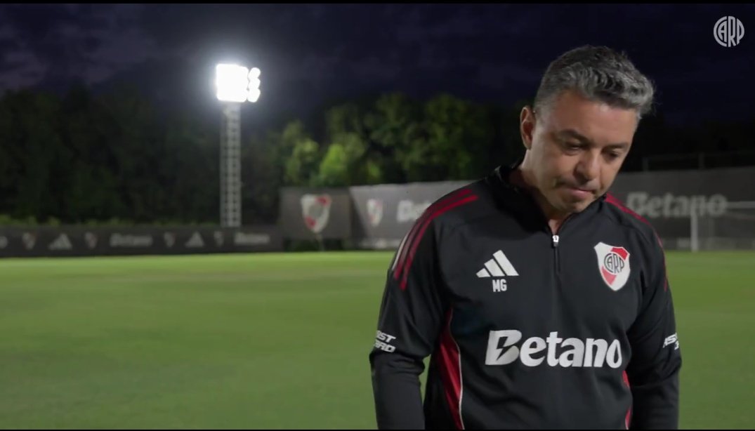 El último frame de Gallardo saliendo de plano cabizbajo todo cogido jajsjsj quien guionó este video? Román?