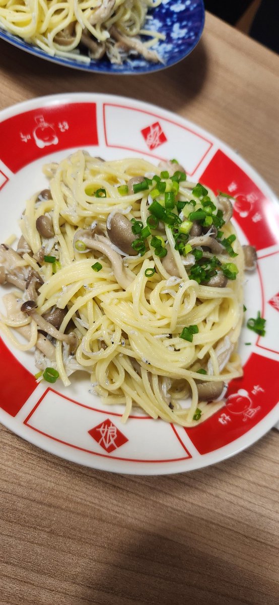 kuro_fazer's tweet photo. 友人が担当の和風パスタ🍝と私が担当のシカゴピザ🍕

どちらも時短で出来て美味いし最高🍴 https://t.co/3aNV5AWSTA