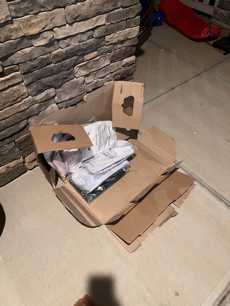 kalebclt's tweet photo. @CharlesTyrwhitt received part of my order in pieces after spending almost $500. This is how my package arrived and I have the video of it being dropped off like this by @USPS and I’m missing a shirt. https://t.co/hA5xRHkAkY