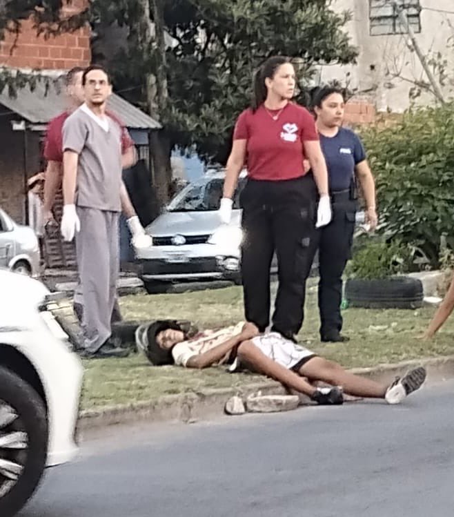 🔴 Monte Chingolo: un agente de la PFA abatió a un presunto ladrón durante un intento de robo

Un efectivo de la Policía Federal se enfrentó a cuatro delincuentes que intentaron asaltarlo esta tarde en Monte Chingolo. En el marco del hecho, el agente repelió la agresión y uno de