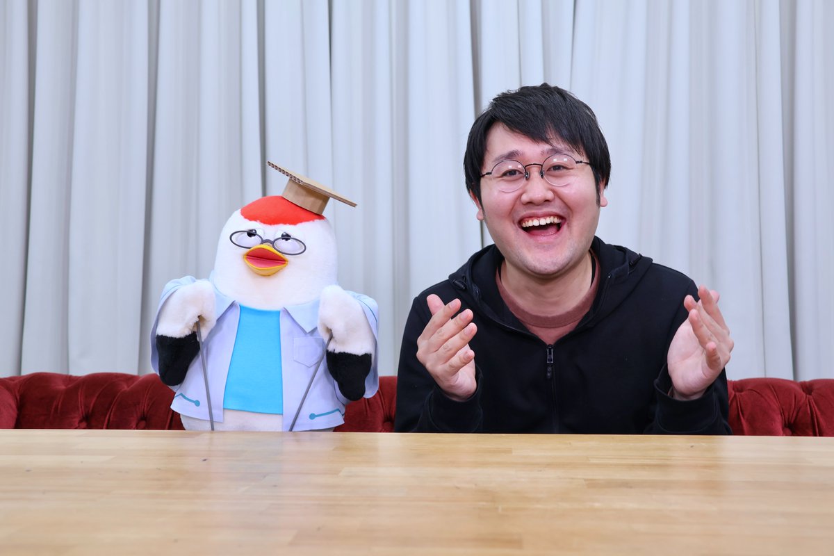 なんだか似ている…？🤔／ #ツルちゃん と同じポーズを取る #鶴崎修功