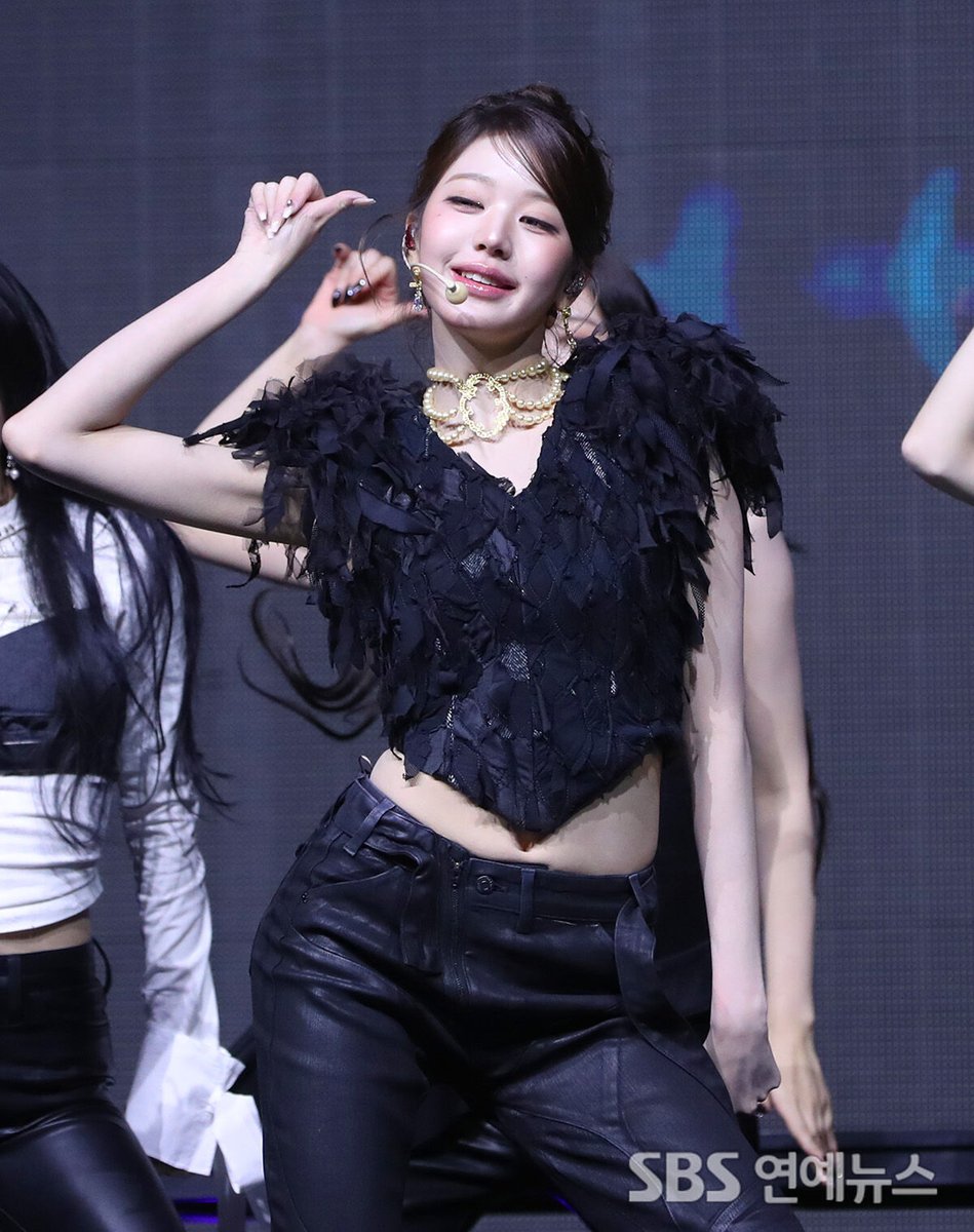 SBS_star's tweet image. “IVE’s Jang Wonyoung Steals the Show With ‘BLACKHOLE’ Performance
👉 Read full story here : sbsstar.net/article/N10084…

#revive #performance #track #media #blackhole #wonyoung #SBSStar #KEntertainmentNews
Follow @SBS_star for more updates!”