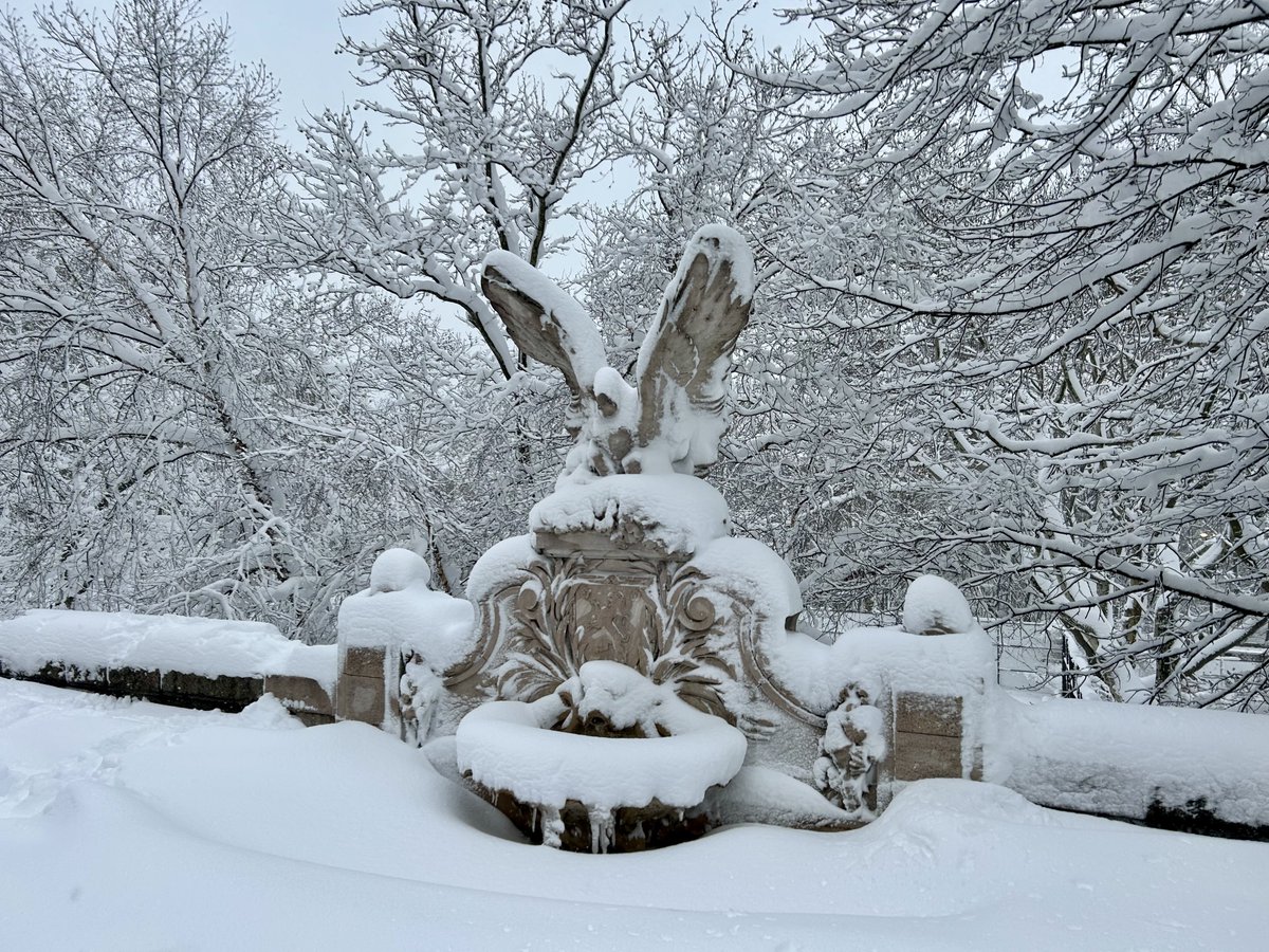 RiversideParkNY's tweet photo. Hamilton Fountain is looking magical today ✨ Here are some stunning blizzard moments in Riverside Park and as always, stay warm and safe out there! ☃️ https://t.co/S9HCJGPR0C