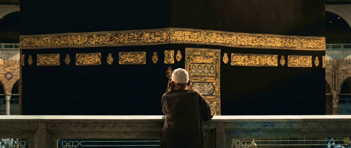 ياربّ أبوابٌ إليكَ كثيرةٌ
وكثيرةٌ في داخلي الأشياءُ..