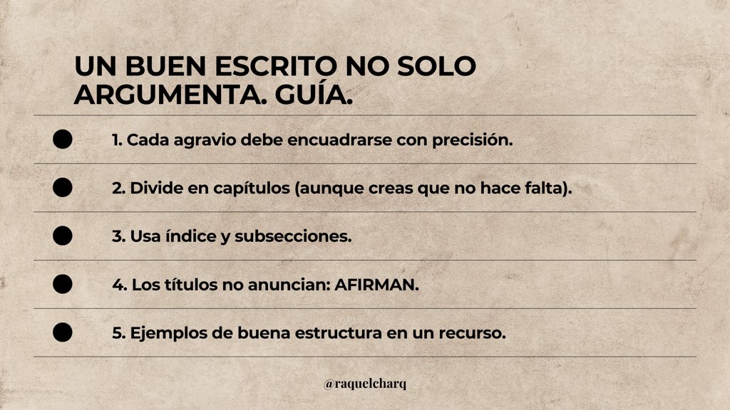 RaquelCharq's tweet photo. Consejo jurídico no pedido:
Un buen escrito no solo argumenta. GUÍA.
Si el juez tiene que adivinar cuál es tu agravio, ya perdiste claridad.

1. Cada agravio debe encuadrarse con precisión.
No basta con quejarse, cada agravio debe decir claramente:
-Qué regla se violó.
-Por qué se violó.
Si no puedes formularlo así de concreto, el problema no es el juez... es tu redacción.

2. Divide en capítulos (aunque creas que no hace falta).
Un escrito sin estructura cansa, mientras un escrito estructurado persuade.
-Divide por temas.
-Haz capítulos claros.
Piensa en el lector que quiere entender rápido de qué va el caso, recuerda que los jueces también buscan claridad.

3. Usa índice y subsecciones.
Un índice no es formalismo, es una herramienta estratégica.
Permite que el tribunal encuentre de inmediato el argumento central y si tu punto fuerte no se encuentra rápido, pierde impacto.
Las subsecciones ayudan a ordenar ideas complejas sin que el texto se vuelva denso.

4. Los títulos no anuncian: AFIRMAN.
Este error es más común de lo que parece.
-Incorrecto: “El artículo 59 del CP”
-Correcto: “El Tribunal aplicó erróneamente el artículo 59 del CP al denegar la posibilidad de aplicar la reparación integral del daño”.
El título no debe describir el tema, debe adelantar tu conclusión.

5. Ejemplo de buena estructura en un recurso.
Un recurso bien dividido podría tener capítulos como:
-El querellante no está legitimado para acusar en el juicio porque no requirió la elevación a juicio.
-Dos elementos esenciales de la estafa (perjuicio patrimonial y error) no fueron establecidos por el fiscal.
Cada capítulo es una tesis, no un simple encabezado.