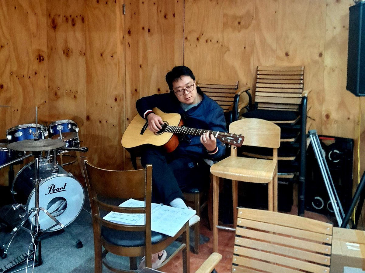 지난 토요일
한 시간 반 등산하고
한 시간 기타 치고
한 시간 (만화)책을 읽었다

내가 원하는 가장 이상적인 휴일이었다
몸과 마음을 아껴쓰는 법을 배우는 중

(기타 연습 3주차. 싱어게인 시즌57 출전 예정.)