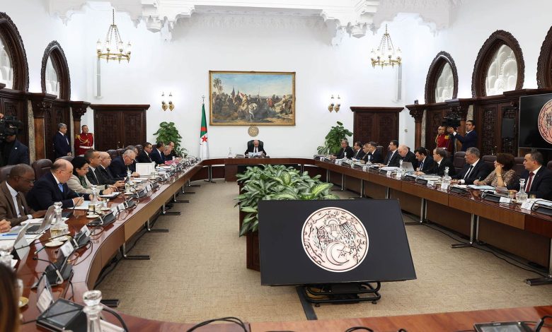 Le président Tebboune fixe un nouveau cap stratégique lors du Conseil des ministres lundi à Alger. Il nomme un nouveau gouverneur de la Banque d’Algérie.
horizons.dz/?p=446050