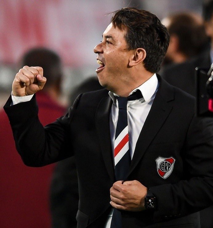 "ME INVADE LA EMOCIÓN Y EL DOLOR"

Marcelo Gallardo dejó de ser el entrenador de <a href="/RiverPlate/">River Plate</a> y grabó un video de despedida que fue compartido por las redes sociales oficiales del club.

🗣️ "Solamente palabras de agradecimiento para este enorme club y a su gente", dijo el Muñeco