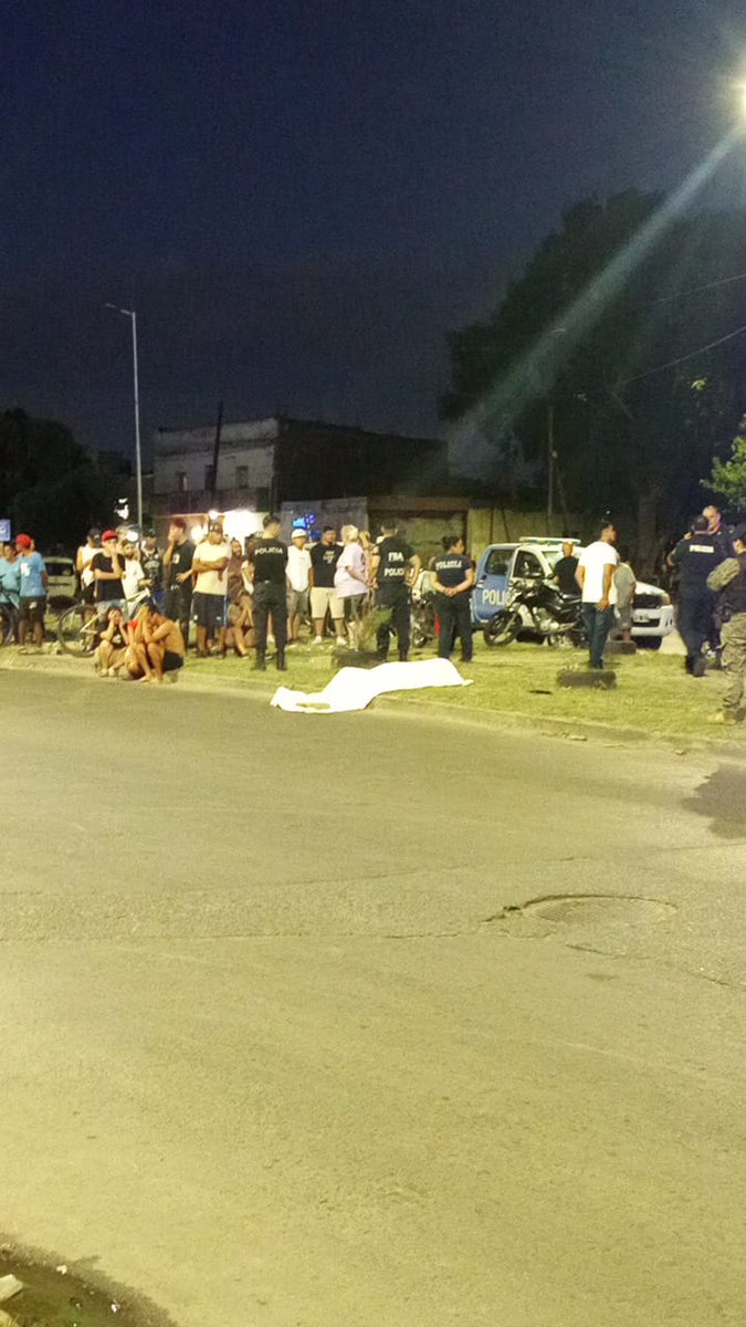 🚨 UN POLICÍA SE DEFENDIÓ DE UNA EMBOSCADA DE MOTOCHORROS Y MATÓ A UN LADRÓN DE 14 AÑOS
- Fue en Chingolo, Lanús