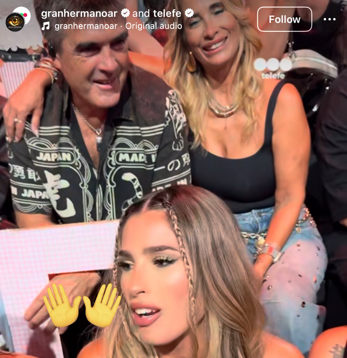 messssismo's tweet photo. fija que entra lola poggio, sus papás estan con carteles #GranHermano https://t.co/1IuBDf8o3z