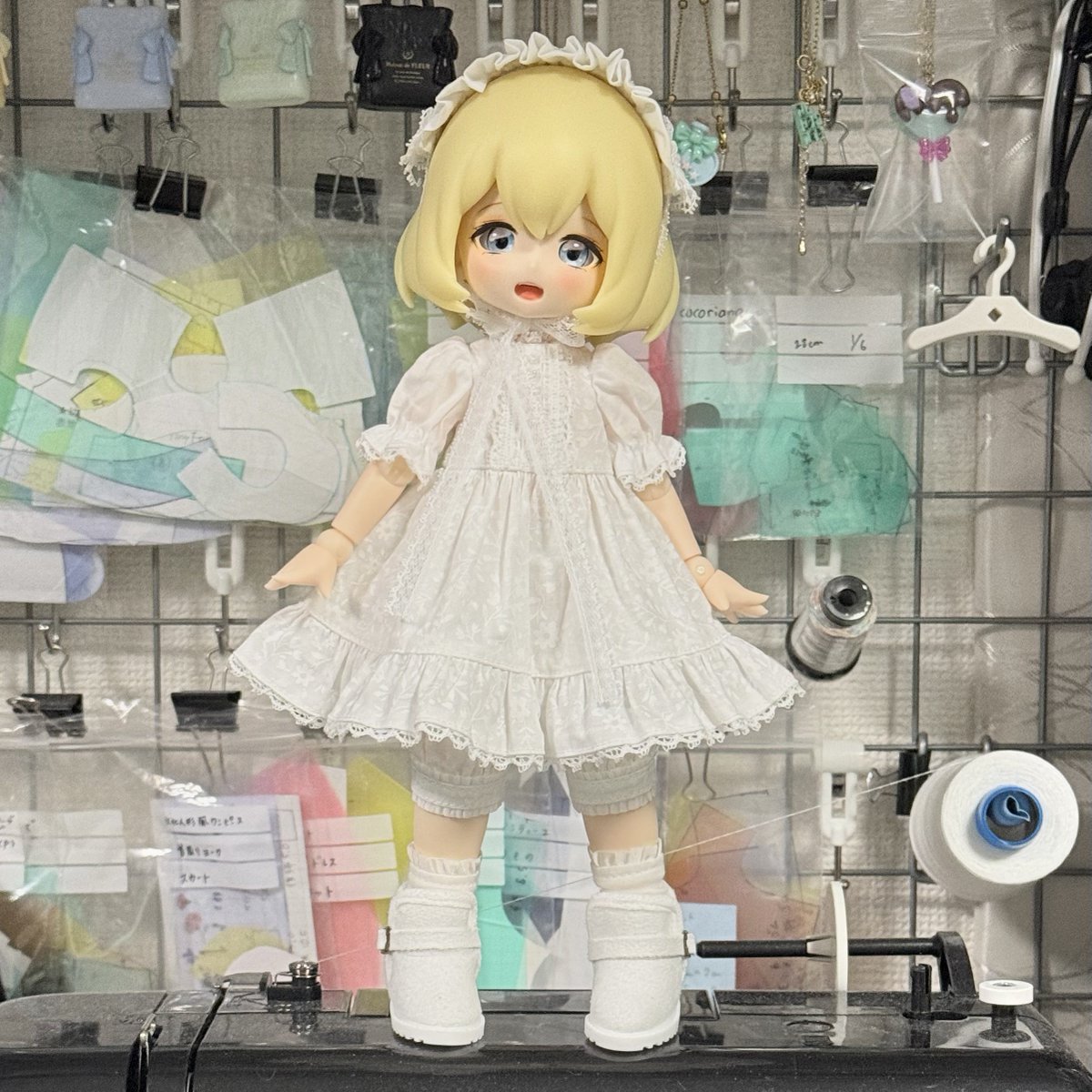 完成してる分の白ワンピとへドレ
TinyFoxで原型製図、imomodollでも着用可能です

おずぼんドロワーズと合わせるとこんな感じ

うちの imomodoll は 蓓蓓Amberちゃんです
ヘアパーツだとへドレがちょっと短いです