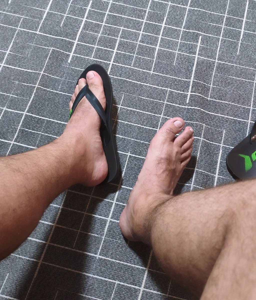 ma_petroline's tweet image. Pós treino, pé suado mas de hoje tá pago! 👣
#suor #feet #feetfetish