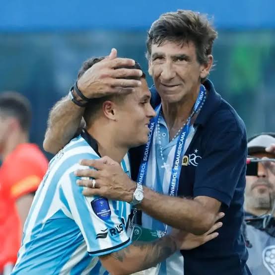 Tu viejo te abandono en el peor
Momento, pega la vuelta q tu abuelo
T espera en casa JuanFer querido