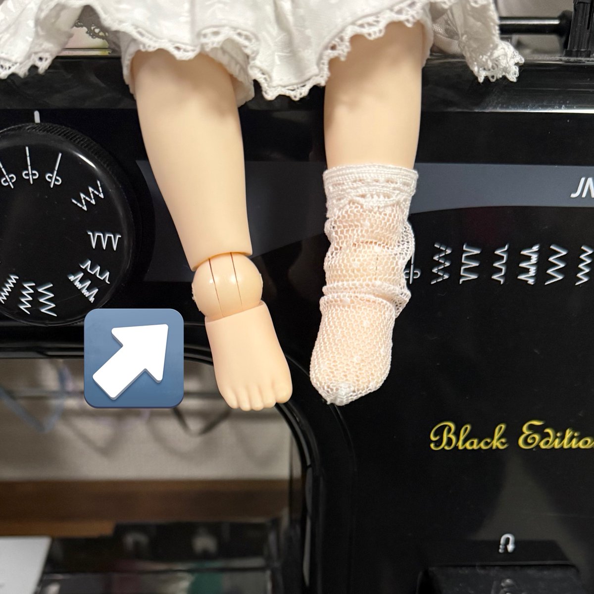 imomodollだと
セットのソックスはギリギリ履けるかな？
ふくらはぎ下まで、という感じです

きついわけではないのですが
レースが関節球のバリに引っかかります

履かせる前にバリ取りをした方が良いと思います