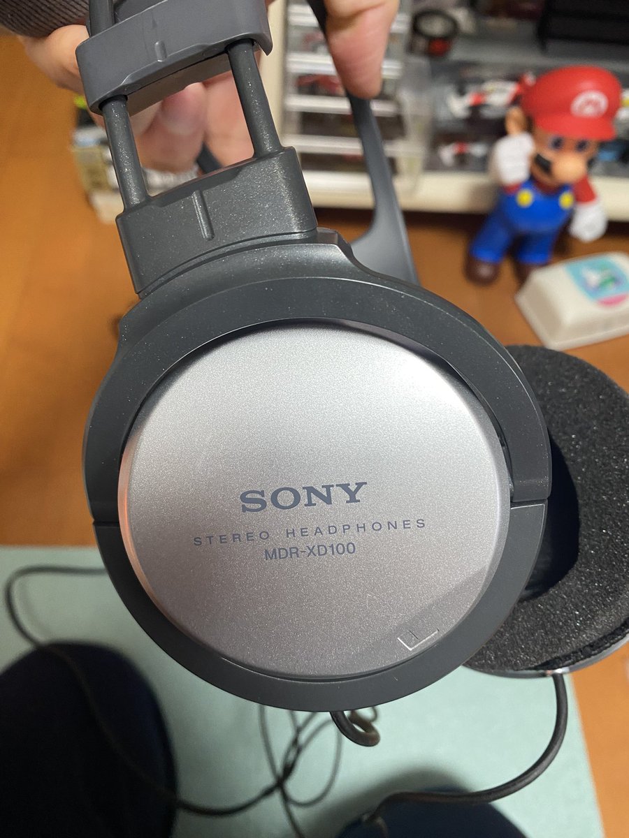 高いヘッドホンも使ってきたけど、未だにバクマンのシュージンが使ってたヘッドホン使ってます🎧
もう耳の生地がベトベトになって切り取ってスポンジ剥き出しだけど。。
使い続ける理由は軽くて着け心地が良いので、下手な高いヘッドホンより良いのよ❗️
#ヘッドホン #バクマン #秋人 #シュージン