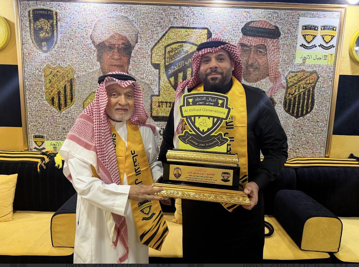 AjyalAlittihad's tweet photo. #اجيال_الاتحاد_تواصل_مسيرة_الوفاء 

تشرف #اجيال_الاتحاد مساء أمس الإثنين 1447/9/5 الموافق 2026/2/23 بتكريم العاشق الاتحادي الكابتن طيار عمر سراج يوسف عابد 
ولقد عبر الاستاذ #عمر عن سعادته بهذا التكريم الذي يعكس وفاء الاجيال وشكرهم على الهدية القيمة التي قدمت له وهي عبارة عن درع الاجيال مطرز 
بعبارتنا الشهيرة #بإتحادنا_نعتز_ونفخر 
مثل الاجيال في هذا التكريم الرئيس الفخري للاجيال الكابتن #عبدالله_بكر والكابتن #طلال_سنبل عضو مؤسس في الاجيال وعضو الاجيال الاستاذ #وليد_سفياني كما حضر التكريم ابن الكابتن عمر #رعد

يذكر انه سبق للطيار  #عمر_عابد أن قدم دعم مالي شهري  لعدة شهور  ساهم من خلال هذا الدعم في تكريم عدد من المستهدفين بالتكريم خلال الشهور الماضية.

 الكابتن #عمر_عابد من أسرة اتحادية عريقة وهو يمثل أحد العشاق الذين يتابعون مسيرة #اجيال_الاتحاد 
شاكرين ومقدرين له دعمه السابق.