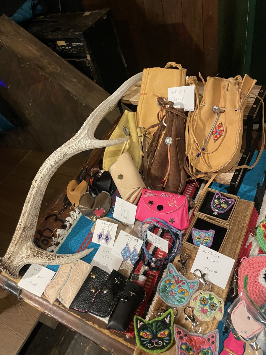 明日！2月25日
東松山cafeTENOHAさんで合同出店させていただきます！

イヤフォンなど小物を入れておくのに便利なキュートなモンスターポーチやボヘミアンな新作レザー小物、ピアスなどワクワクするようなハンドメイド雑貨沢山ありますので美味しいランチと一緒に遊びに来てください♪