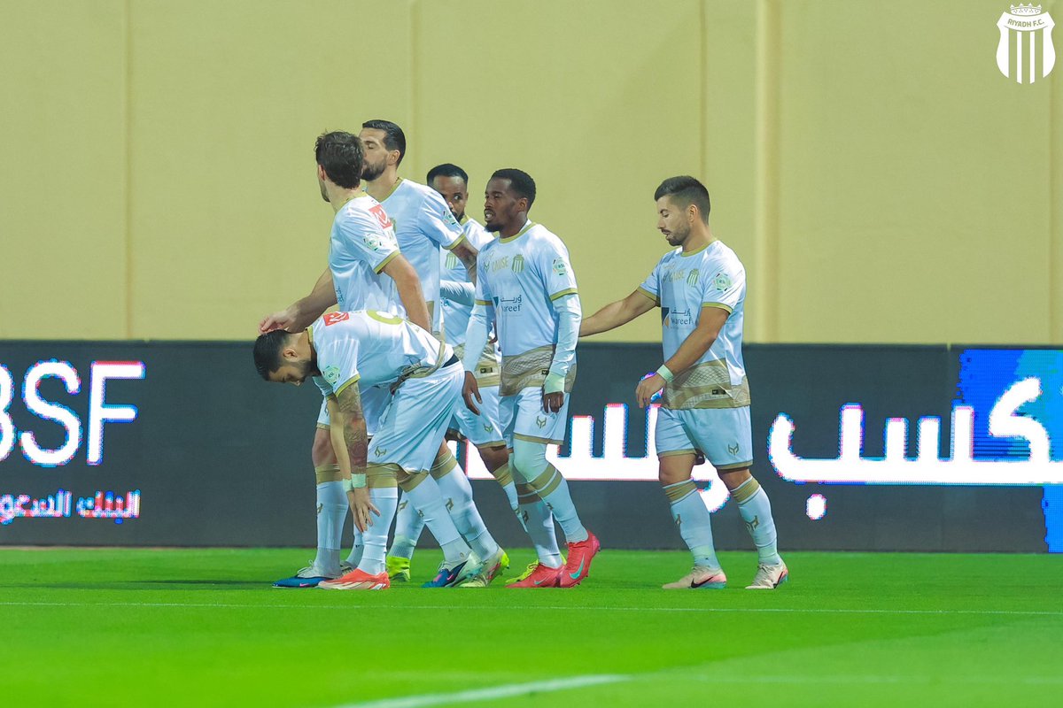 من لا يثق برجال الفريق لا يحتفل معنا نهاية الموسم❤️🖤