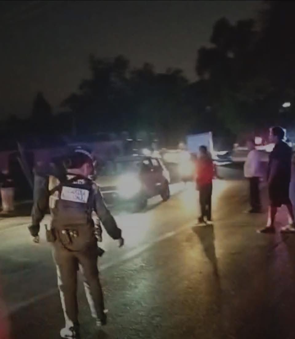 SE ABRE UN CARRIL DE LA CATERRERA FEDERAL A LA ALTURA DECSANTA MARIA AHUACATITLÁN 

Manifestantes de Santa María Ahuacatitlán, que mantienen un bloqueo sobre la carretera, abren el carril de norte a Sur , el otro permanecerá cerrado hasta que les instalen la luz.