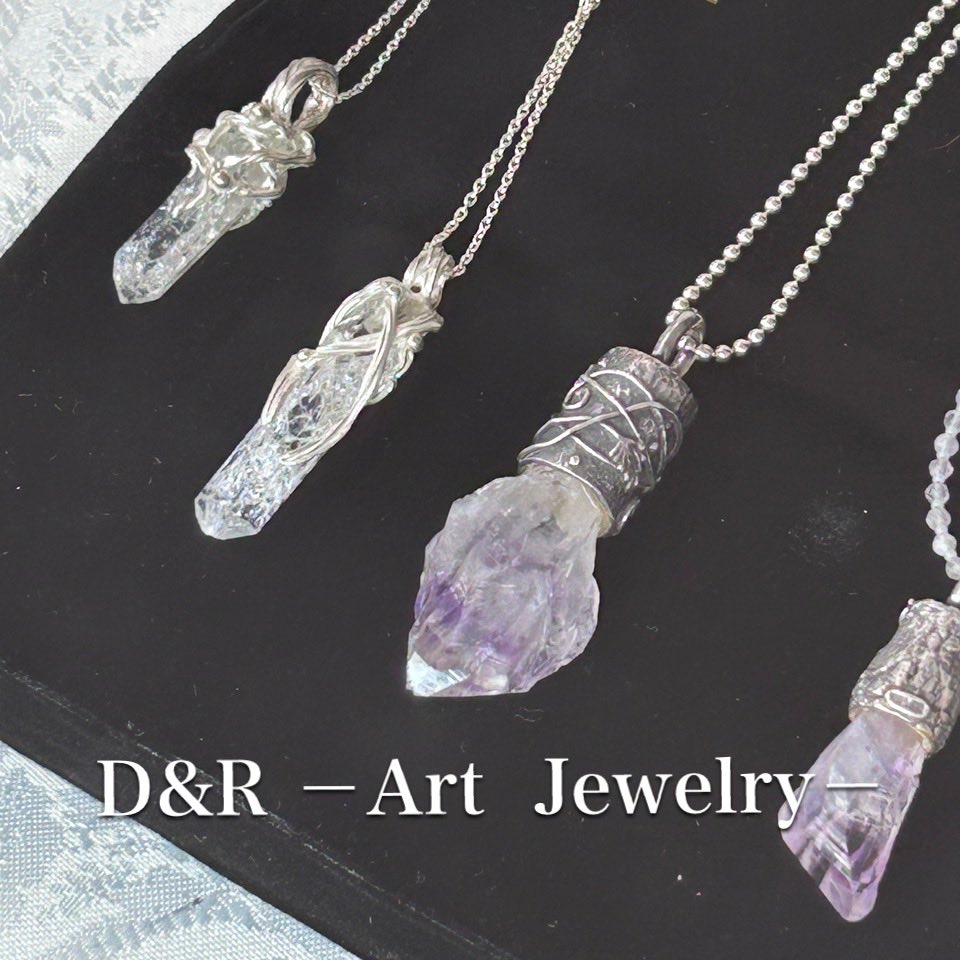 D_and_RJewelry's tweet photo. #水晶・アメジスト を合わせて制作した、シルバーネックレス。
原石の形や表情を見ながら、ひとつひとつバランスを整えて仕立てています。
#小田急百貨店町田店5階イベントスペース 本日最終日です!会場は18時まで✨
お気軽にお立ち寄り下さい。
#DandR
#silverjewelry
#ハンドメイド https://t.co/vLPrF6BveN