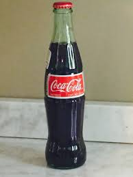 ChocogatoRacing's tweet photo. El topiramato inhibe anhidrasa carbónica (principalmente CA-II y CA-IV). En las papilas gustativas, la CA-IV convierte el CO₂ disuelto en ácido carbónico, generando protones que activan células gustativas ácido-sensibles (PKD2L1). Al inhibirse esta enzima, disminuye la acidificación local inducida por el CO₂ y se atenúa la percepción del “carbonation bite”. El resultado es que las bebidas carbonatadas se perciben como planas o con un perfil dulce desbalanceado.

Este mecanismo probablemente explica buena parte de la disgeusia asociada al fármaco, aunque pueden intervenir también efectos centrales sobre la neurotransmisión gustativa.

En bebidas con mayor carbonatación preservada —como aquellas en envase de vidrio— la alteración perceptiva puede resultar más evidente, al depender su perfil organoléptico en mayor medida del componente ácido-efervescente.