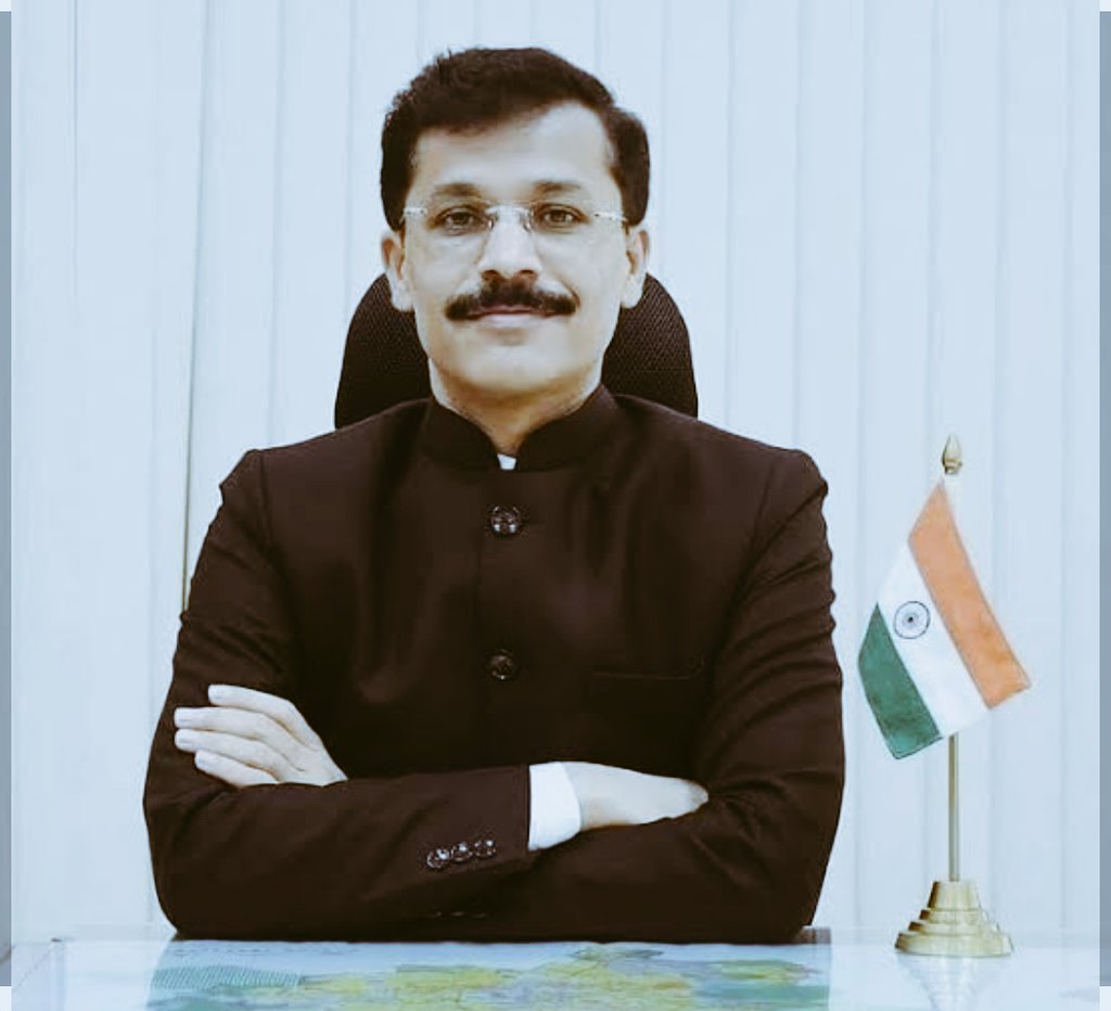 94)17 साल, 20 तबादले—पर ईमानदारी का इरादा आज भी अडिग है! 

​मिलिए IAS तुकाराम मुंढे से, जिन्हें सिस्टम ने बार-बार डिगाने की कोशिश की, लेकिन उनकी निष्ठा कभी नहीं डगमगाई। भ्रष्टाचार के खिलाफ उनकी बेबाकी ही उनकी पहचान है।
 सलाम है ऐसे जांबाज अफसर को जिन्होंने जनता के भरोसे को अपनी