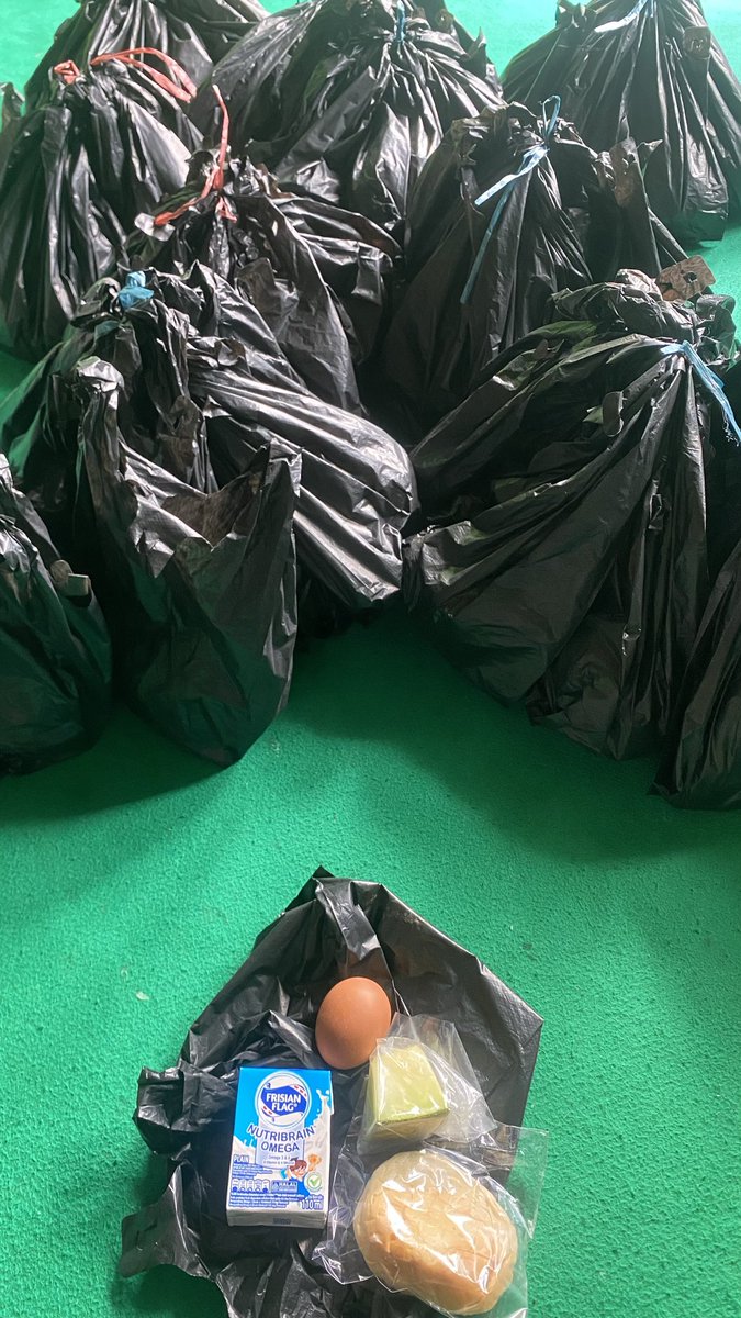 canung_'s tweet photo. MBG hari kedua Ramadhan , pake kresek hitam ga tuuu. SEKALI LAGI KRESEK HITAM 😭

Gimanaa min masuk daftar menu MBG jelek kah ini?  @menuembegejelek https://t.co/6VAJvZKM0l