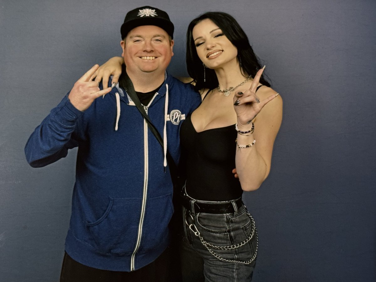 benpritch1985's tweet photo. It was an honour to meet my favourite female wrestler thank you @Saraya 🤘🏻🖤🤘🏻 https://t.co/HQvQEUYBQ4