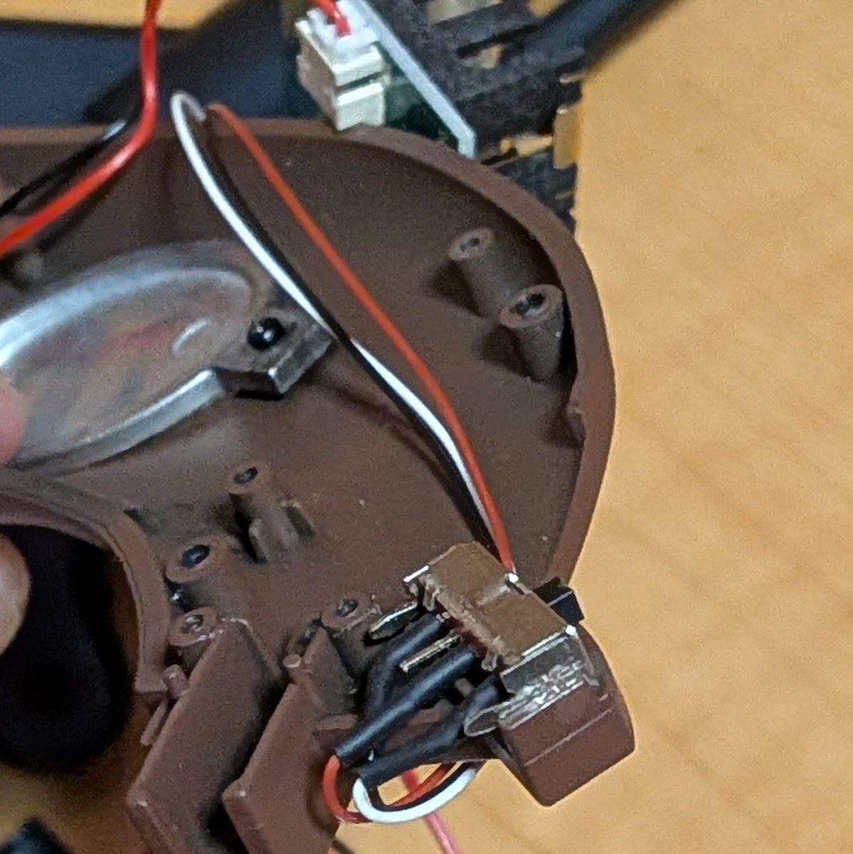 ands_hobby's tweet photo. コスモドラグーン備忘録④
1枚目 スピーカー接着を一時的に外す
2枚目 主スイッチも外すのですが、取付方が独特
3枚目 巻き付き
4枚目 巻き付き裏から
外すと、奥のグリップが解放
ようやく塗装が可能になります
#銀河鉄道999 #アルカディア号 #アシェット #コスモドラグーン #CosmoDragoon https://t.co/GuLkuFaEWG