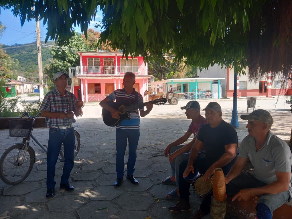 Cultura y Tradiciones en el parque central de Florencia matizado por las más genuinas tradiciones campesinas y el son cubano. 
#LaCulturaEnBuenasManos 
#LatirAvileño 
#FlorenciaVaConTodo