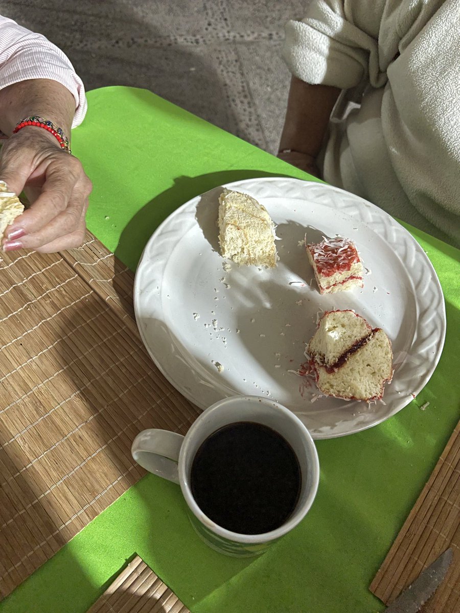AnaLidiaSL's tweet photo. Esta tarde se cambio el gym por el ñam (cafesito y pan) con mi mamá y mi tia.🫀 https://t.co/7DzOCGQY03