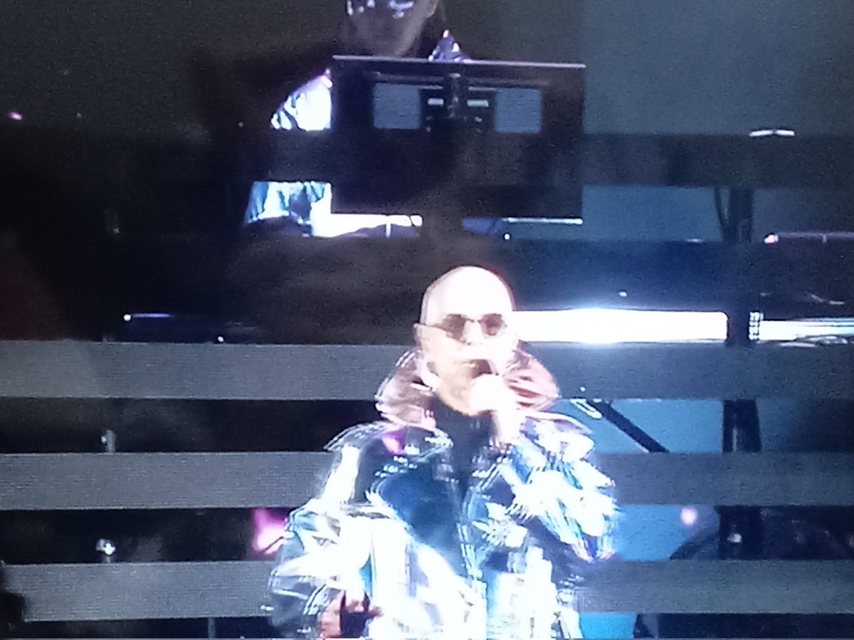 koketello's tweet photo. Juventud: siéntense al lado de sus padres escuchen y aprendan. Esto que ven en la Quinta Vergara no es solo un show, es una cátedra. Neil Tennant y Chris Lowe demostrando que la elegancia y el sintetizador son eternos. 
¡Esto es MÚSICA! 👑 
#Vina2026
#mega 
 #PetShopBoys https://t.co/eox0m0znbg