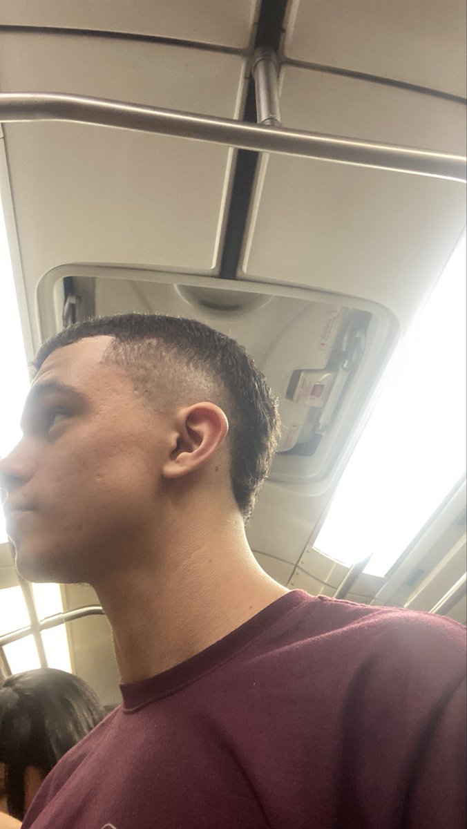 um ros dias mais melancólicos da minha vida mas opa cortei o cabelo ent valeu a pena