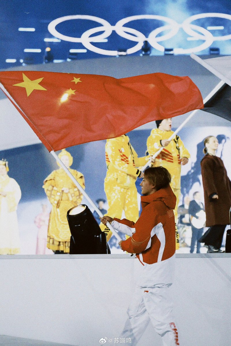 CGTNSportsScene's tweet photo. 🏂🔥#SuYiming closed out #MilanoCortina2026 as #China’s flagbearer, then dropped this heartfelt post:
❤️From a wide-eyed rookie in #Beijing2022 to a seasoned snowboard champ waving the 🇨🇳 flag in a 2,000-year-old arena, he’s still that passionate kid chasing dreams.💪 https://t.co/592LPVFjZq