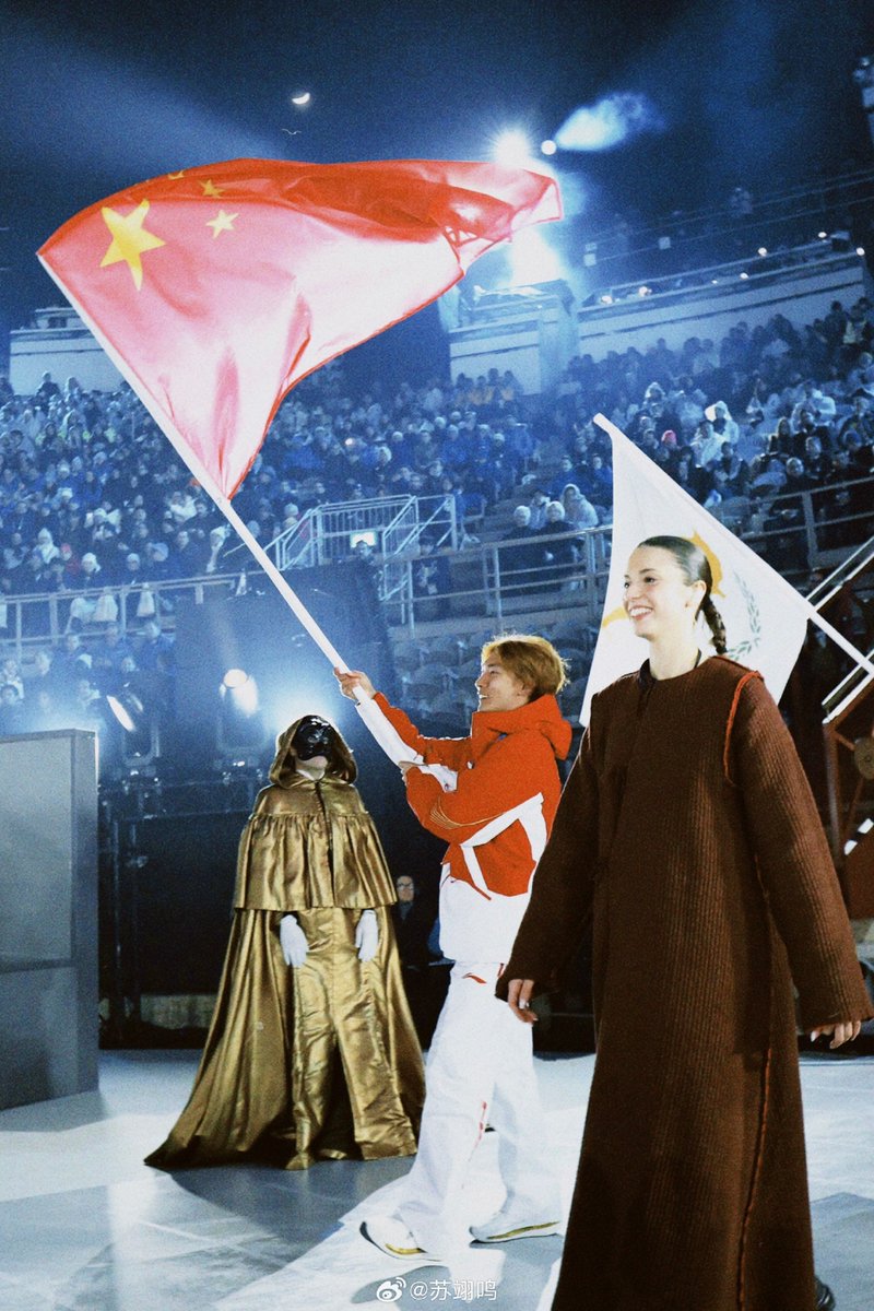 CGTNSportsScene's tweet photo. 🏂🔥#SuYiming closed out #MilanoCortina2026 as #China’s flagbearer, then dropped this heartfelt post:
❤️From a wide-eyed rookie in #Beijing2022 to a seasoned snowboard champ waving the 🇨🇳 flag in a 2,000-year-old arena, he’s still that passionate kid chasing dreams.💪 https://t.co/592LPVFjZq
