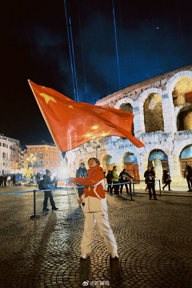 CGTNSportsScene's tweet photo. 🏂🔥#SuYiming closed out #MilanoCortina2026 as #China’s flagbearer, then dropped this heartfelt post:
❤️From a wide-eyed rookie in #Beijing2022 to a seasoned snowboard champ waving the 🇨🇳 flag in a 2,000-year-old arena, he’s still that passionate kid chasing dreams.💪 https://t.co/592LPVFjZq