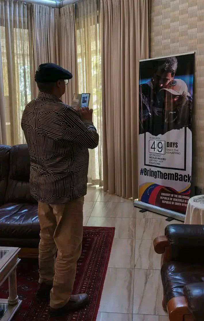 AularDisangel's tweet image. La solidaridad internacional sigue creciendo, #20Febrero, el Vice de Desarrollo Social de Sudáfrica, Sr. Mogamad Hendricks, visitó nuestra Embajada en Pretoria para respaldar la lucha del pueblo venezolano. Se une con fuerza a la campaña #BringThemBack.
