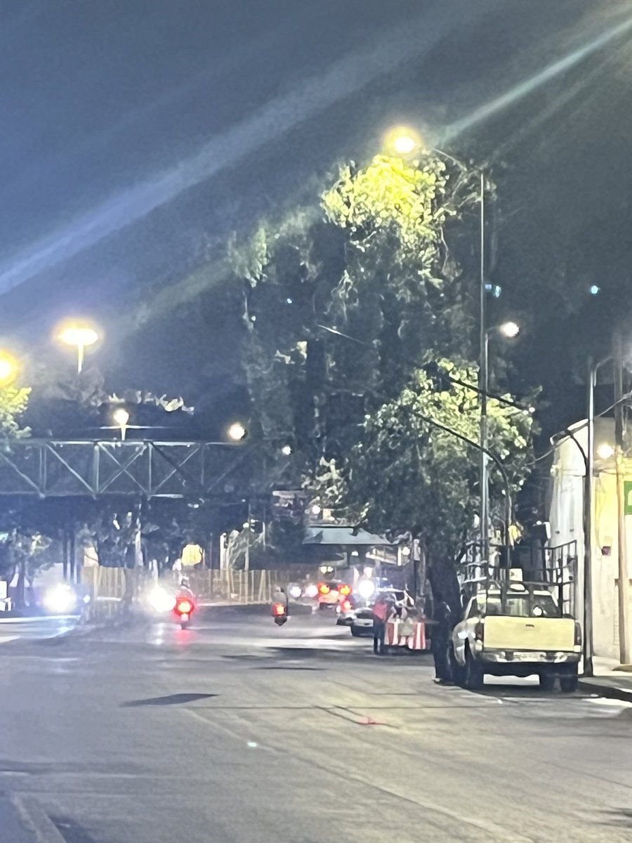 oz_bumm's tweet photo. Buenas noches @AlcaldiaMHmx @mauriciotabe ya va para una semana que en el cruce de Lago Amatitlan y Calzada México-Tacuba no funcionan los semáforos, ¿están esperando a que ocurra un accidente grave o por qué la falta de atención? https://t.co/VDHPWnYJPH