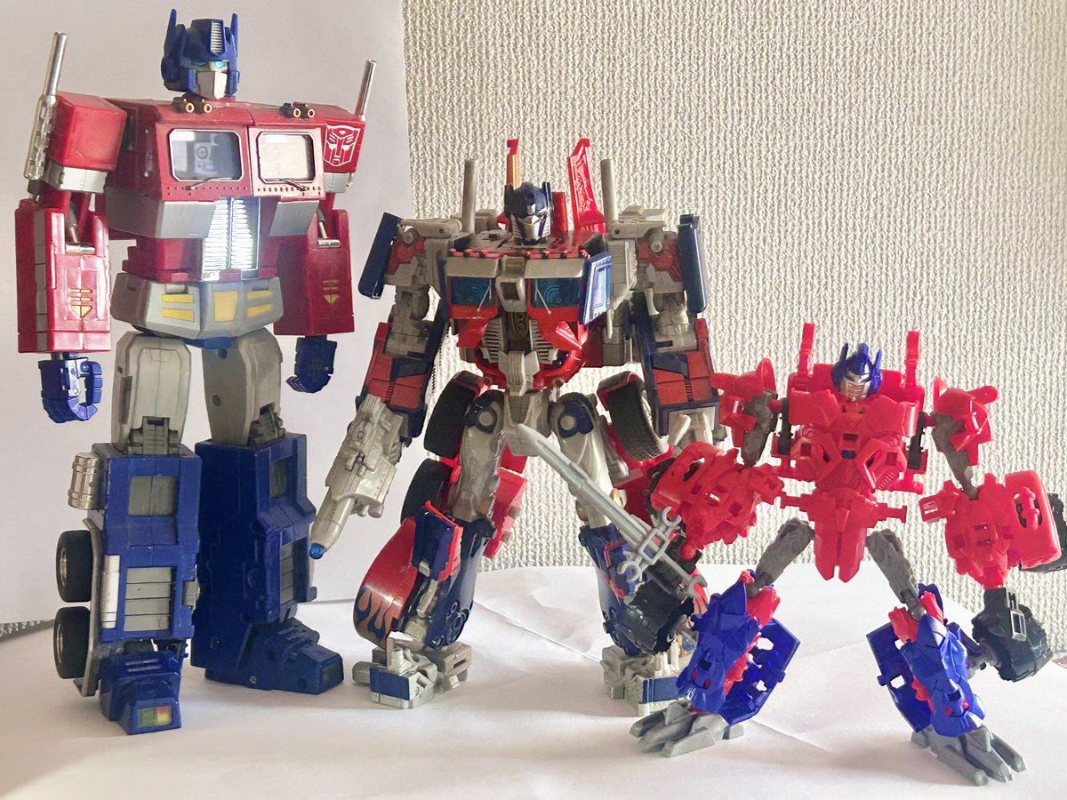 左から
コンボイ
オプティマスプライム
ダイソーのオリジナル変形ロボットRED
です よろしくお願いします 