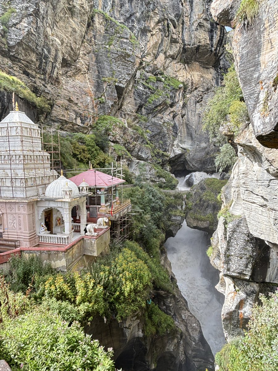 manjeetnegilive's tweet photo. This is where the Saraswati River originates in Mana, Uttarakhand.
जय सरस्वती माँ🙏 https://t.co/jQ4lvjCfPH