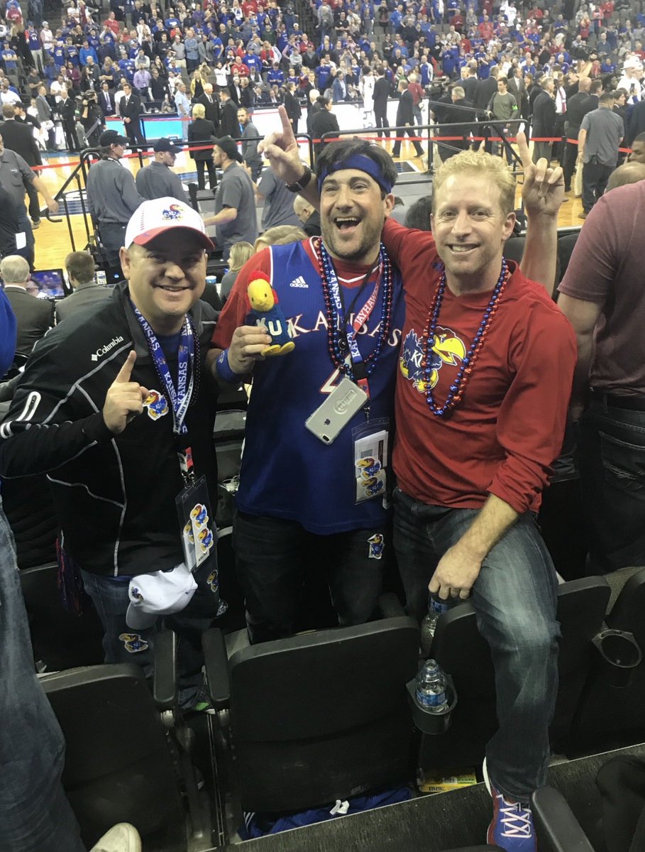 BHanni's tweet photo. Tonight’s #KUCancerFighter dedication is a special follow-up tribute to an incredible Jayhawk who courageously battled kidney cancer for more than 20 years before finally passing away this past summer.

Darren Kaye, a 1994 KU grad, from Buffalo Grove, IL was only given 54 years on this earth but he made every one of them count. Some of his happiest days were spent on Mount Oread where he earned a psychology degree and was a member of the Zeta Beta Tau fraternity. Both then as a student, and throughout the rest of his adult life, one of Darren’s biggest passions was cheering on his alma mater. He had many favorite ‘Hawks but Paul Pierce was probably his #1 favorite. 

Darren made Jayhawk fans out of his whole family and even sent one of his two sons to study here as well. So, when he passed away in July, Darren’s wife & son made plans with Darren’s best friend and fraternity brother to come watch his beloved Jayhawks take on Houston in what they figured might be the biggest game of the year. They wanted to be here to represent Darren and try to bring that same special energy he always delivered on gameday.

So tonight, the Kaye family & Darren’s best bud are here honoring Darren’s life, legacy and memory. We’re honored to do the same and thrilled to tell you a little bit about his love of KU, his passion for Kansas Basketball and all the lives he touched along the way. Tonight’s call is for you, Darren. Rock Chalk forever, brother. ❤️💙😇