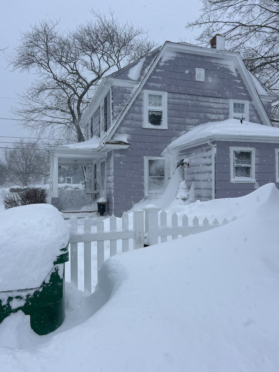 meteo60's tweet image. ❄️❄️Les cumuls de #neige se sont montrés très impressionnants lors du #blizzard de ces dernières heures du côté de Rhode Island aux #EtatsUnis avec parfois plus de 80-90cm ! 
Photo via Oldscarf1stweek