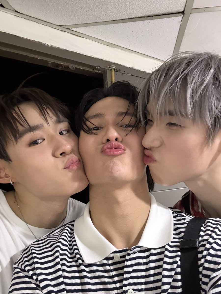 _onmindmine's tweet photo. คือน้องแฮปปี้กับการแนบแก้มจริงๆ ทุกคนโดนมานแนบแก้มหมดอ่ะ เป็นจุดเติมแก้มของทุกคนด้วยซ้ำ ฉันยังคิดถึงการเติมแก้มอยู่ทุกวัน น่ารักที่ฉุดเยย 🫳🏻🐶✨ https://t.co/j0n6yAywt5