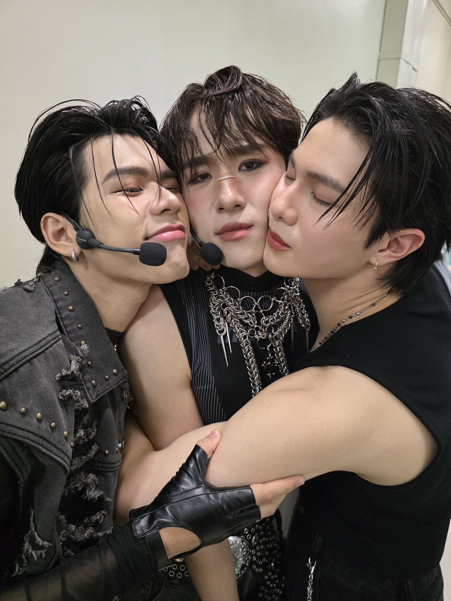 คือน้องแฮปปี้กับการแนบแก้มจริงๆ ทุกคนโดนมานแนบแก้มหมดอ่ะ เป็นจุดเติมแก้มของทุกคนด้วยซ้ำ ฉันยังคิดถึงการเติมแก้มอยู่ทุกวัน น่ารักที่ฉุดเยย 🫳🏻🐶✨