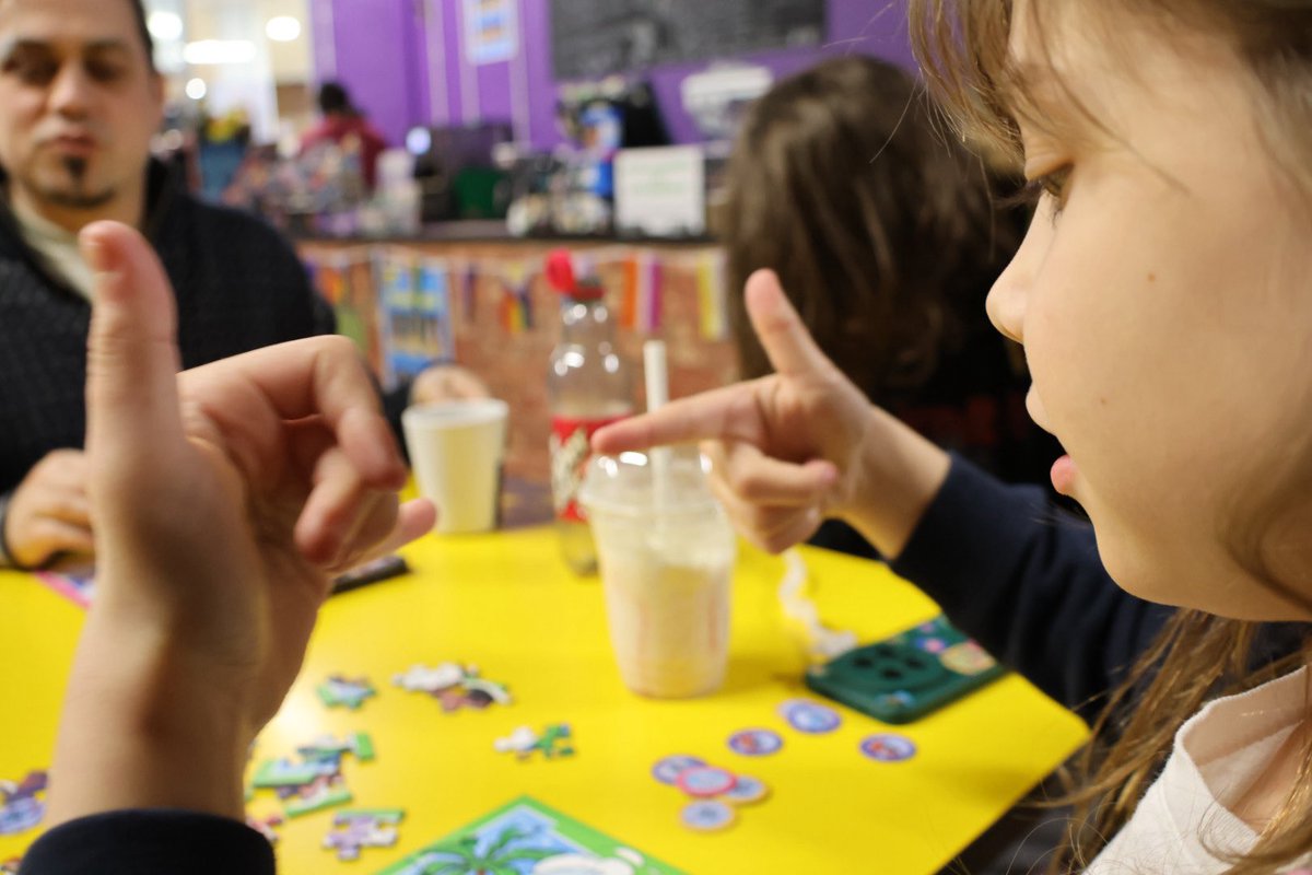 Jupiter_Hadley's tweet image. (Ad/gifted) We played Speedy Puzzle by @RavensburgerNA - which is a really neat, puzzle board game race - yesterday at Geek Retreat! #boardgame #puzzle #tabletop