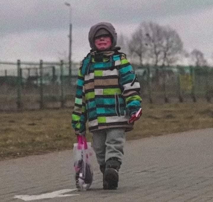 Le pauvre gamine,que es-tu devenu sur la route des réfugiés d'Ukraine. 4 ans que le malheur est tombé sur ce pauvre peuple innocent. 🇺🇦💙💛