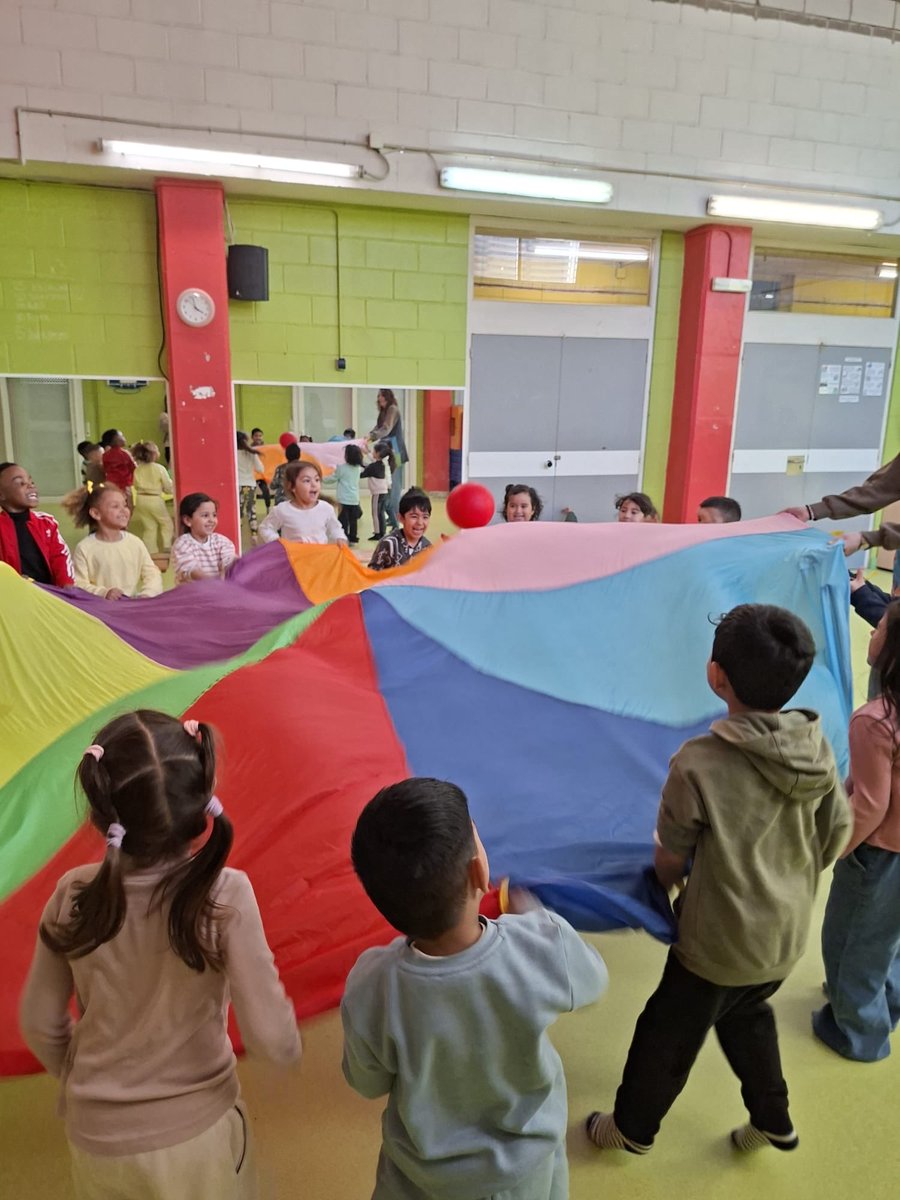 IERAlberti's tweet photo. La psicomotricitat és clau a infantil 🌈 A través del joc i el moviment, els infants descobreixen el seu cos, milloren coordinació i equilibri, i guanyen confiança.
Amb el paracaigudes treballem cooperació, atenció i el plaer de créixer junts 💛
Aprendre jugant és créixer feliç! https://t.co/xFEPpYdC92