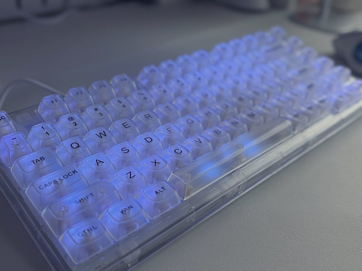 studytmu's tweet photo. 新調したキーボード音も見た目も好きでずっと打ってられる🫰薄暗くてわかりにくいけど笑 https://t.co/Cah65R3ae4